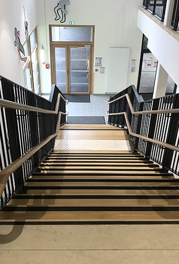Escalier bois établissement scolaire
